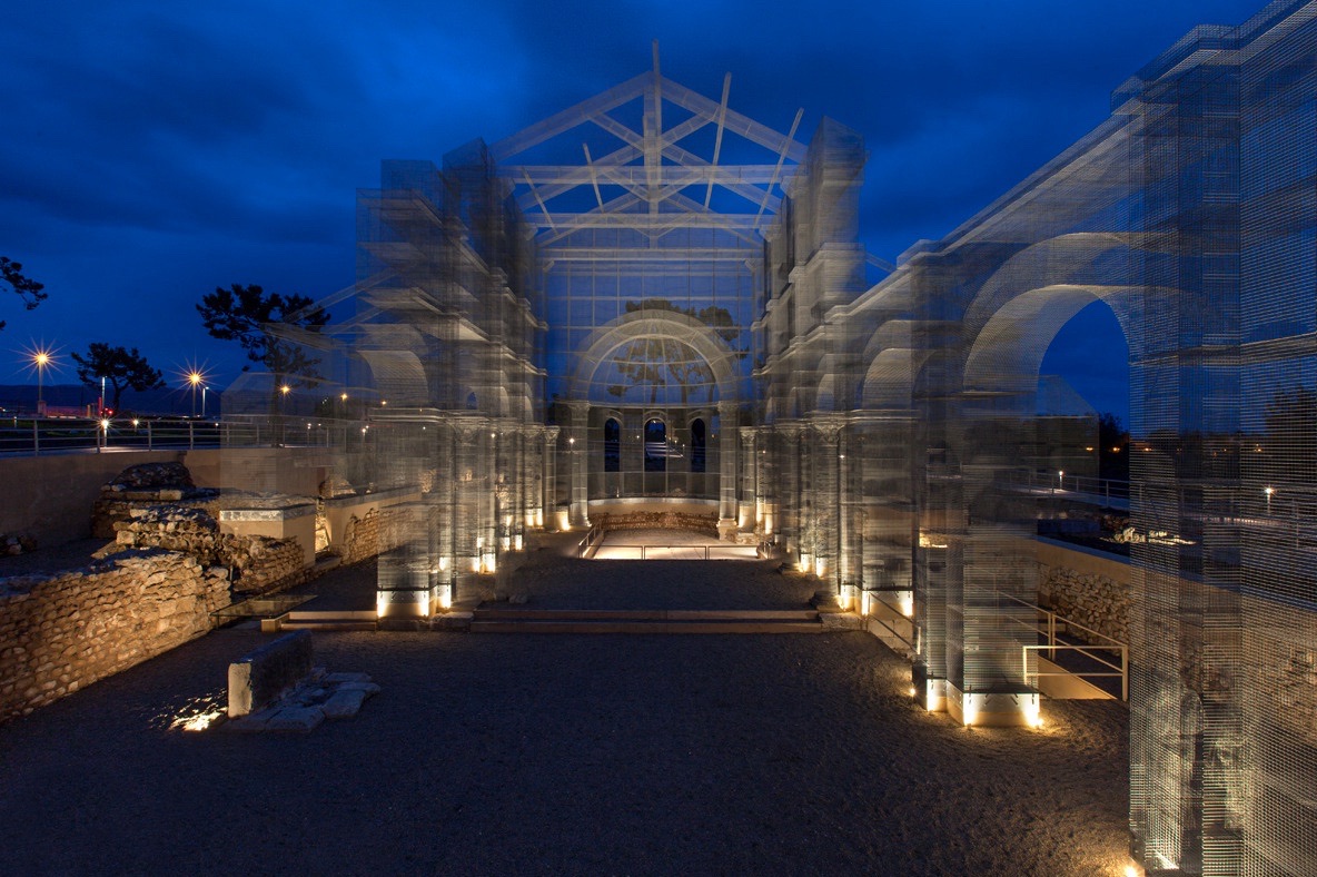 Basilica di Siponto con installazione Tresoldi in rete metallica