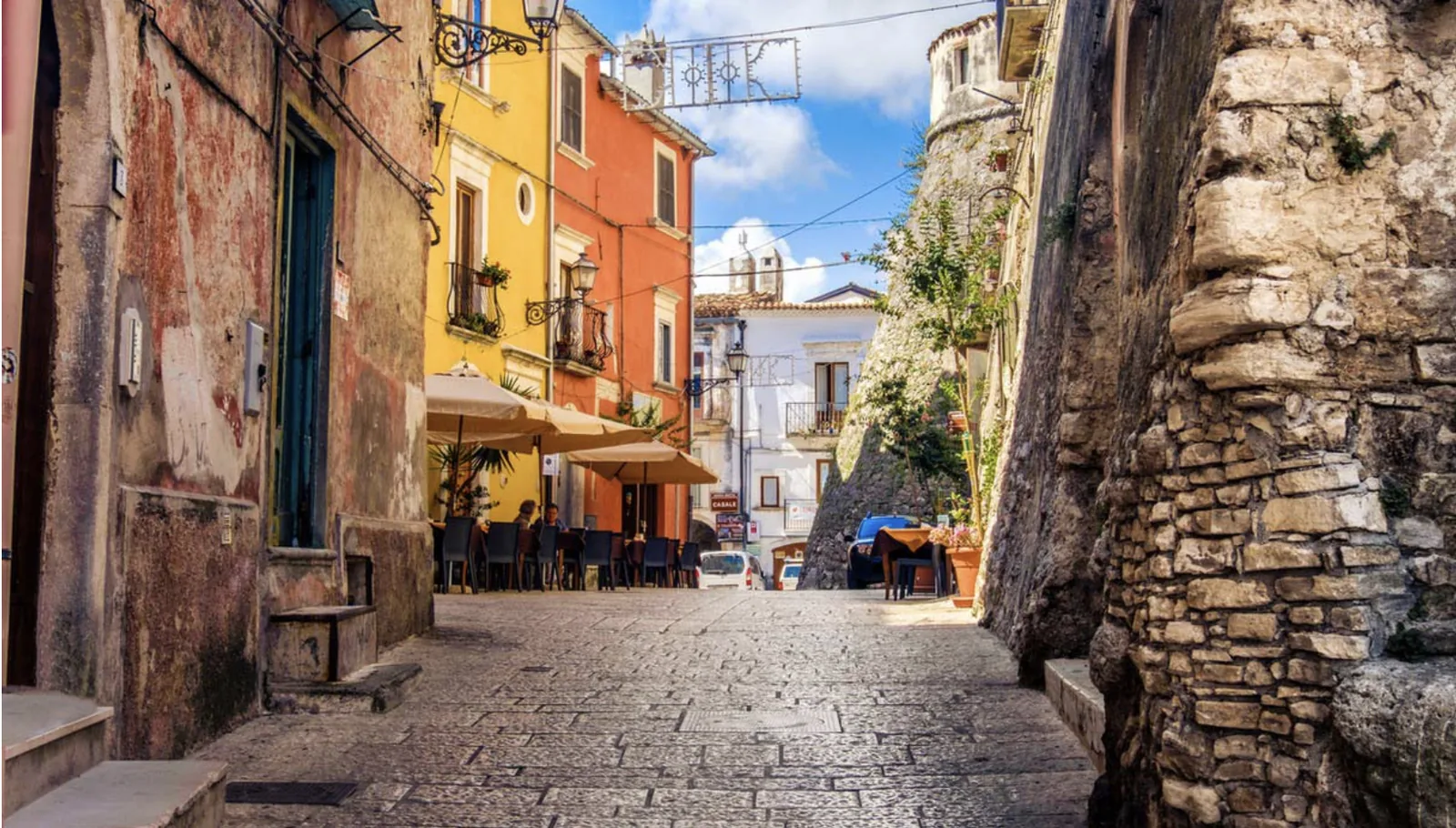 Un vicolo del centro storico di un borgo del Gargano